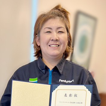 感謝状を持ったストアスタッフの写真